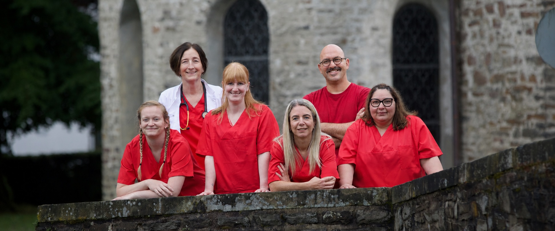 Das Team der Hausarztpraxis Dahl vor der Dahler Kirche